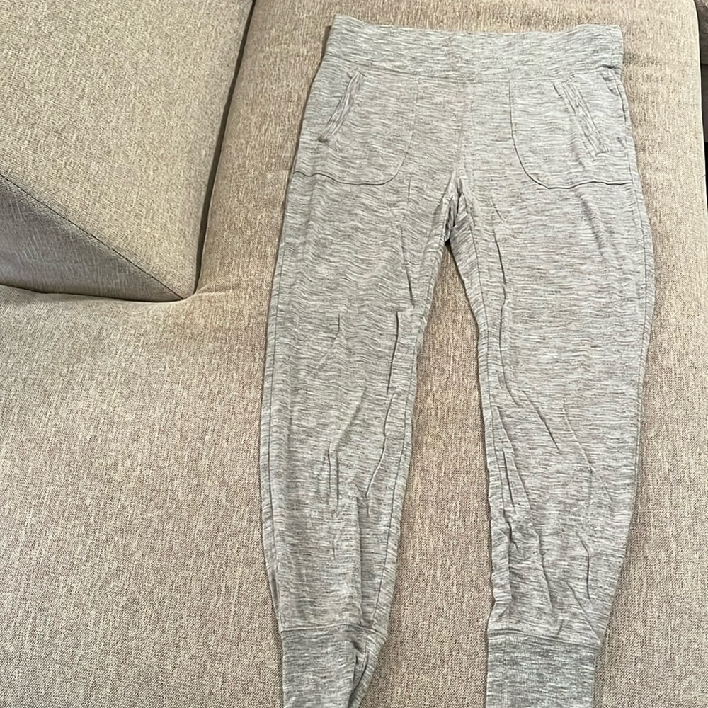 Super soft Gray Athleta joggers – medium. Front pockets.